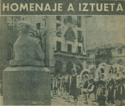 DANTZARIAK IZTUETARI ESKAINITAKO IRUDI AURREAN. 1972